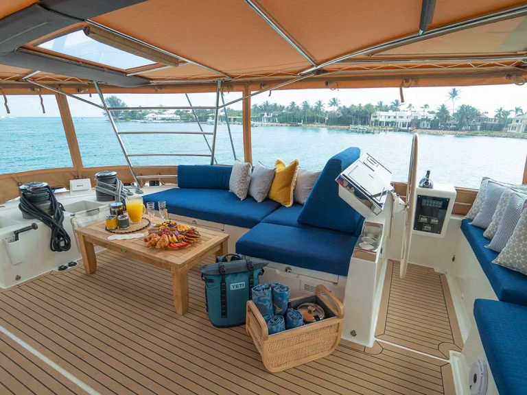 Hire Luxury Yacht Lagoon with a boat licence