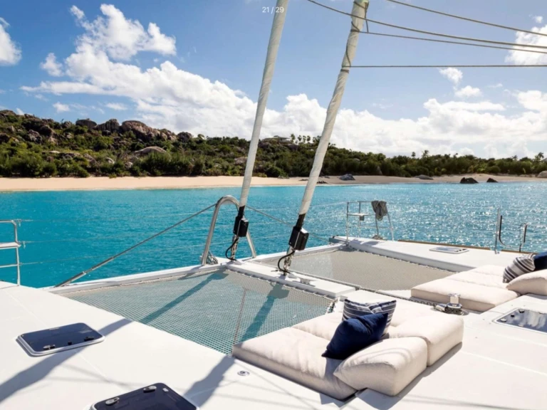 Hire Luxury Yacht Lagoon with a boat licence