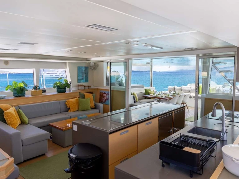 Hire Luxury Yacht Lagoon with a boat licence