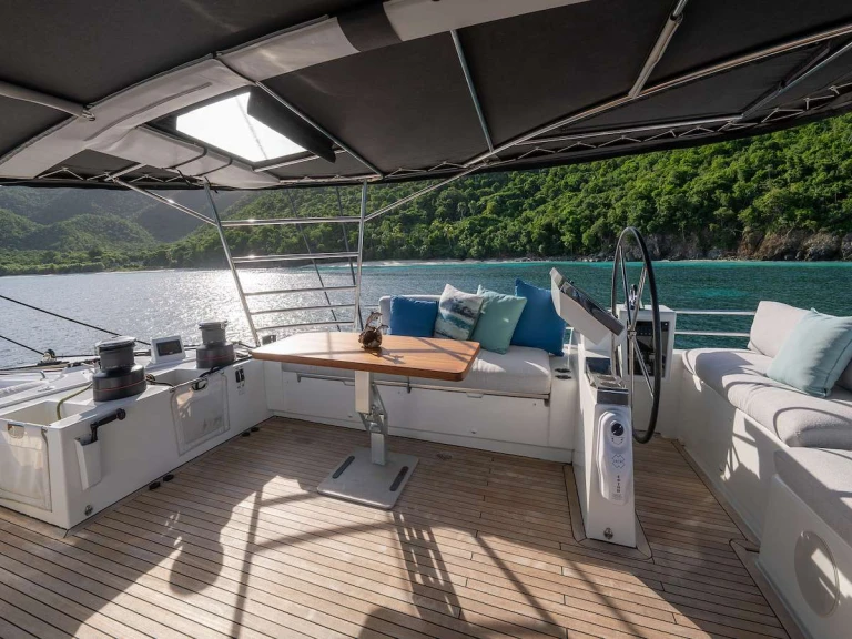 Hire Luxury Yacht Lagoon with a boat licence