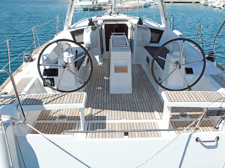 Yacht charter Sant Carles de la Ràpita - Bénéteau Oceanis 38.1 on SamBoat
