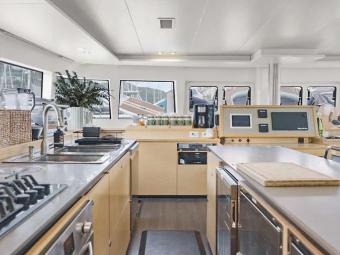 Hire Luxury Yacht Lagoon with a boat licence