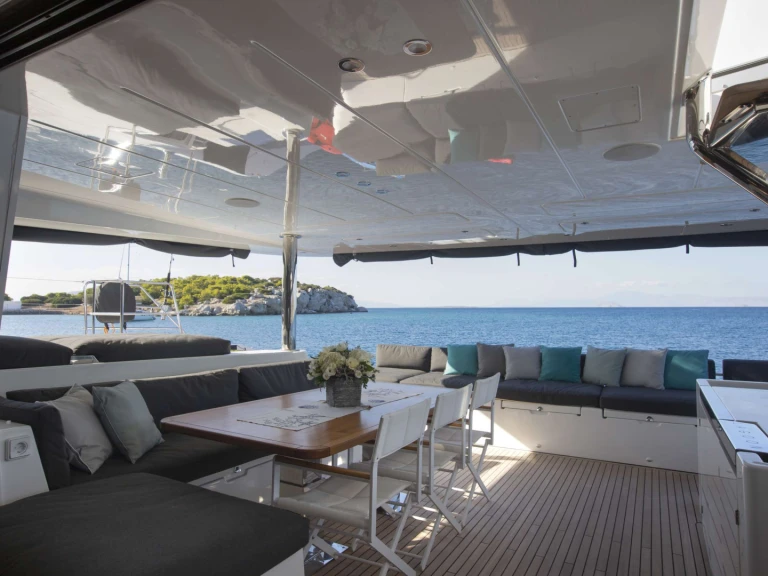 Hire Luxury Yacht Lagoon with a boat licence