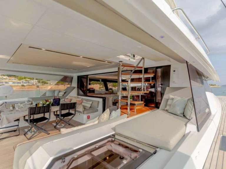 Luxury Yacht to hire Alimos at the best price