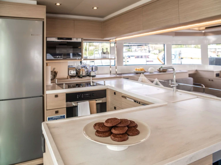 Hire Luxury Yacht Lagoon with a boat licence