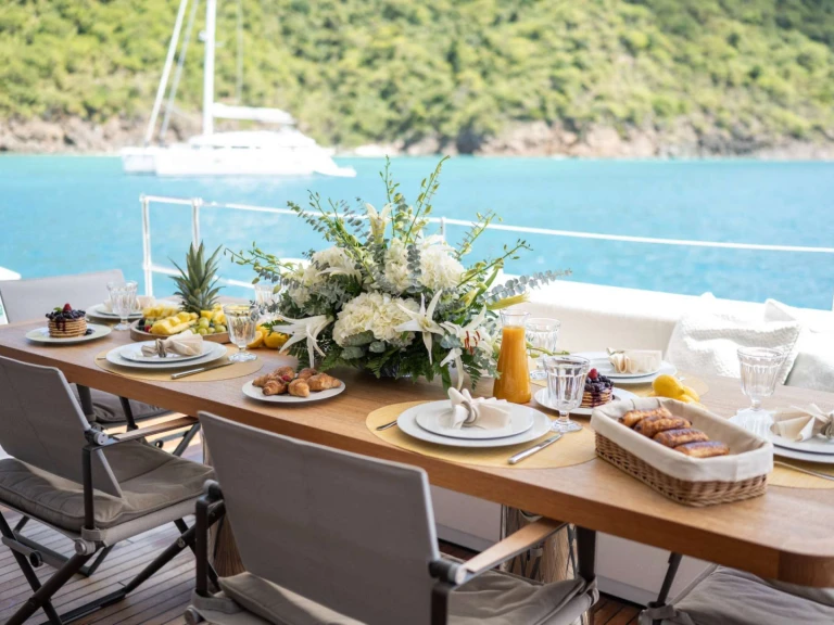 Hire Luxury Yacht Sunreef with a boat licence