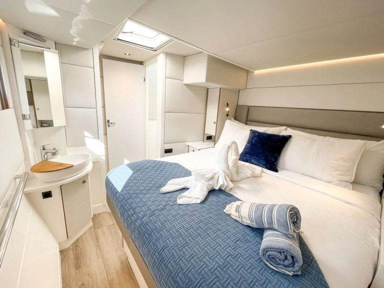Hire Luxury Yacht Voyage with a boat licence