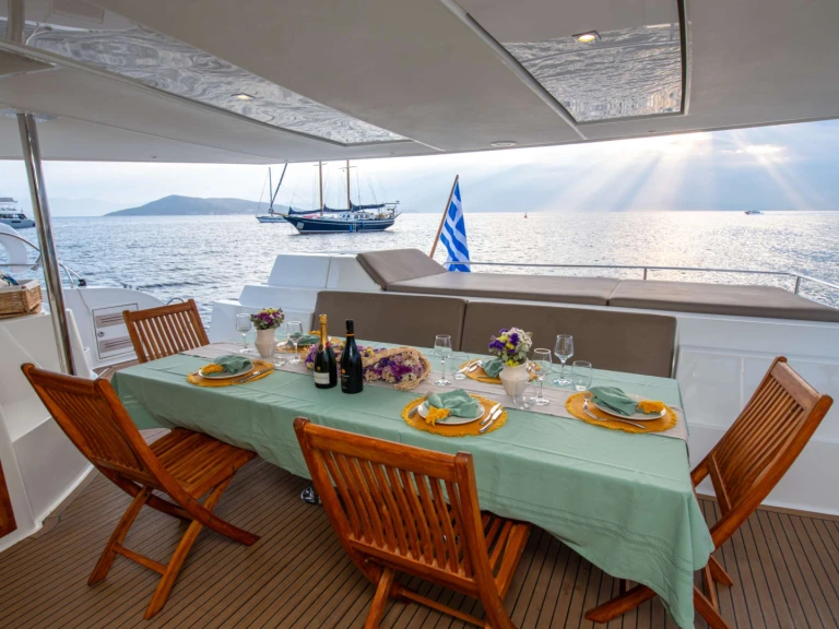 Charter a Fountaine Pajot HIGHJINKS  in Piraeus on Samboat
