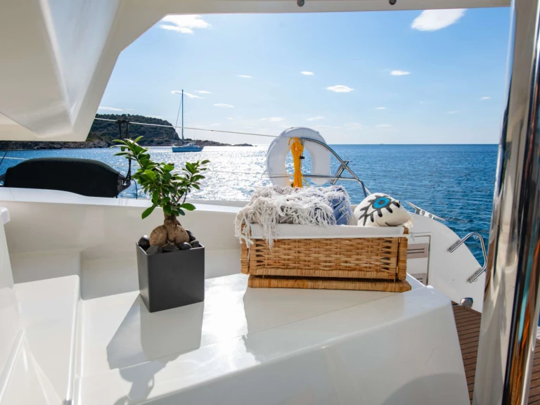 Hire Luxury Yacht Fountaine Pajot with a boat licence