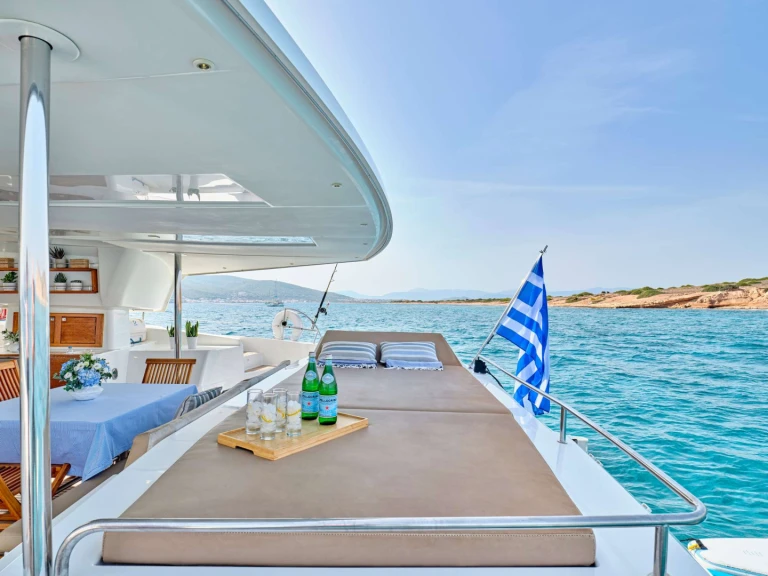 Hire a Fountaine Pajot HIGH FIVE Néa Péramos