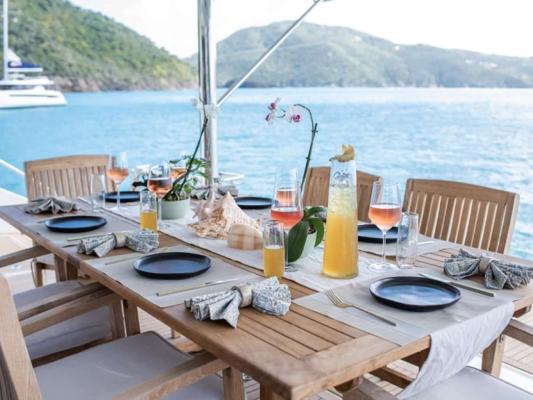 Luxury Yacht to hire Road Town at the best price
