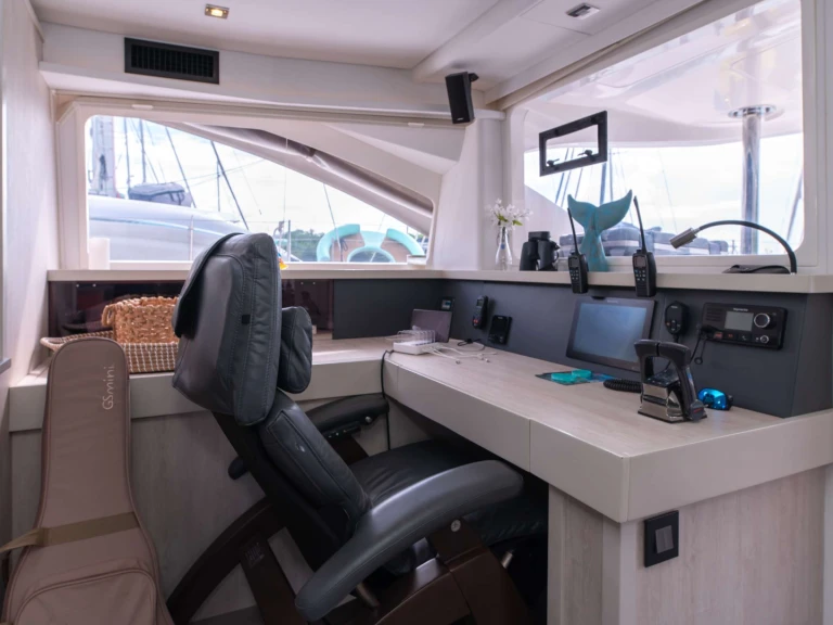 Hire Luxury Yacht Leopard with a boat licence