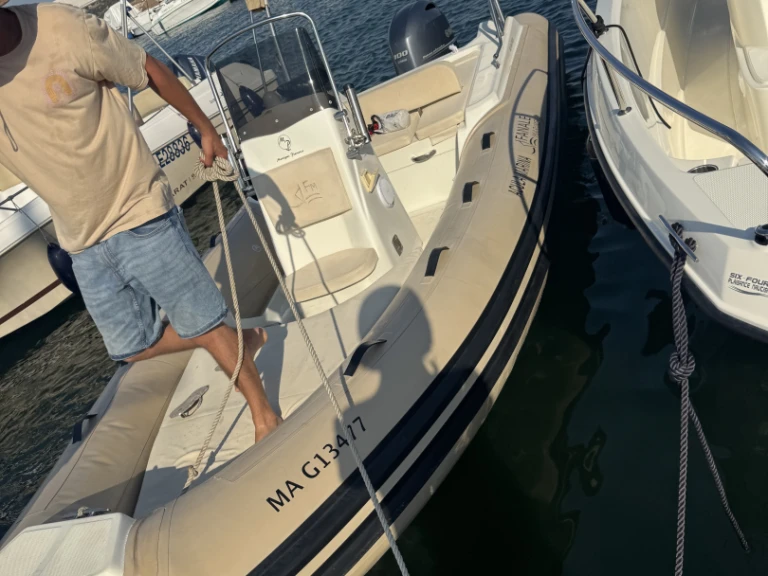 Charter a FANALE fanale marine  in Bandol on Samboat