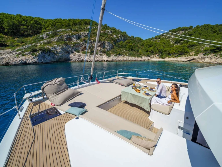 Hire Luxury Yacht  with a boat licence