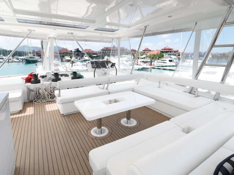 Hire Luxury Yacht Robertson and Caine with a boat licence