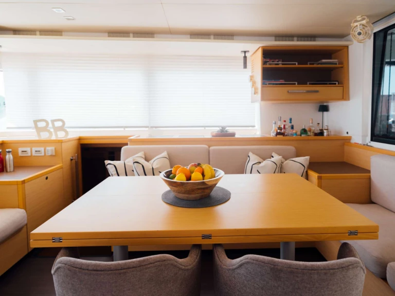 Hire Luxury Yacht Lagoon with a boat licence