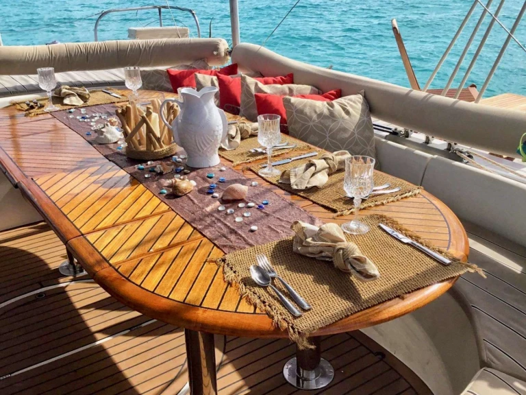 Luxury Yacht to hire Saint Thomas Island at the best price