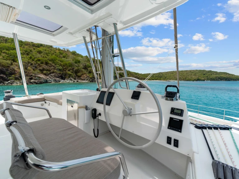 Luxury Yacht to hire Red Hook at the best price