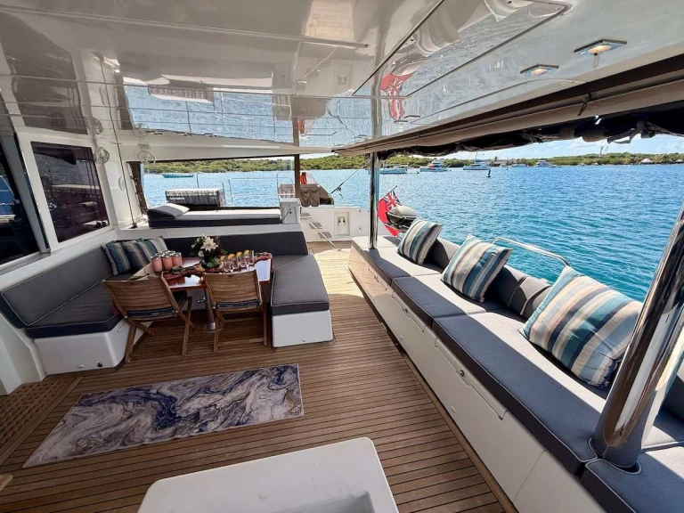 Hire Luxury Yacht Lagoon with a boat licence