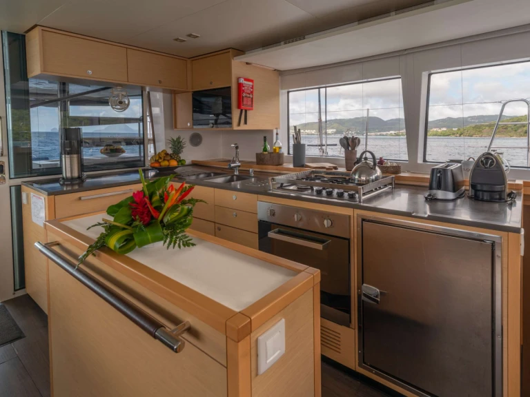 Hire Luxury Yacht with or without skipper Lagoon Naples