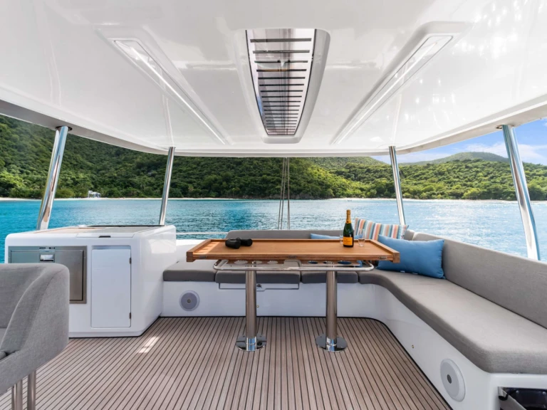 Hire Luxury Yacht Lagoon with a boat licence