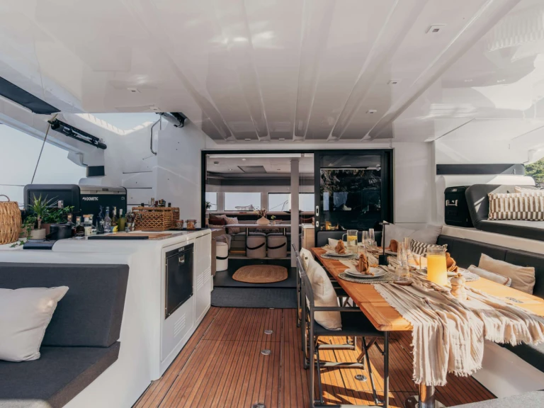 Hire Luxury Yacht Lagoon with a boat licence