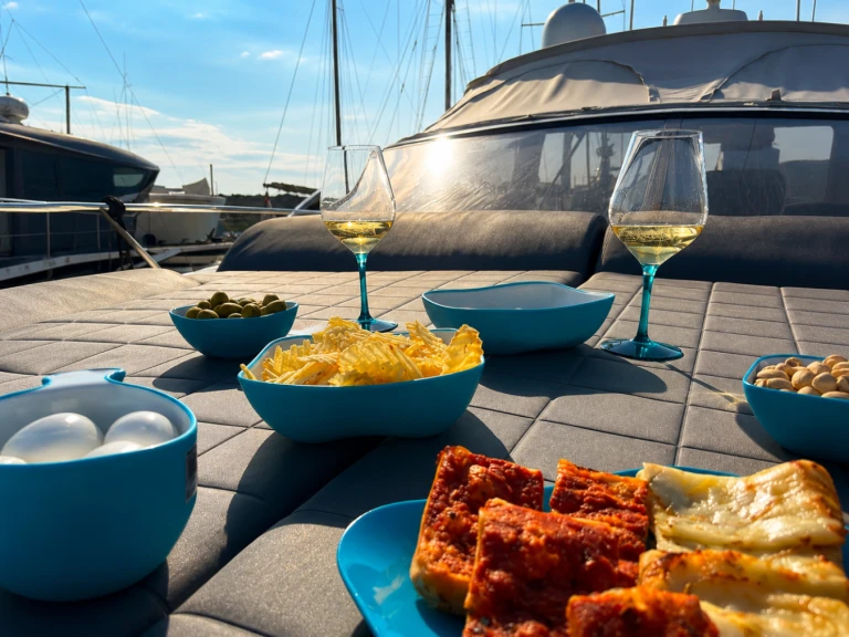 Yacht hire Naples cheap Princess V55