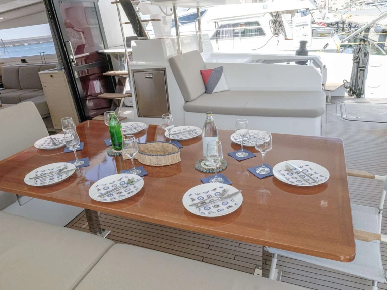 Luxury Yacht to hire Kalamata at the best price