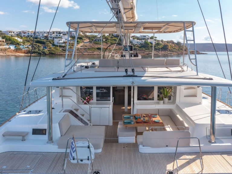 Hire Luxury Yacht Lagoon with a boat licence