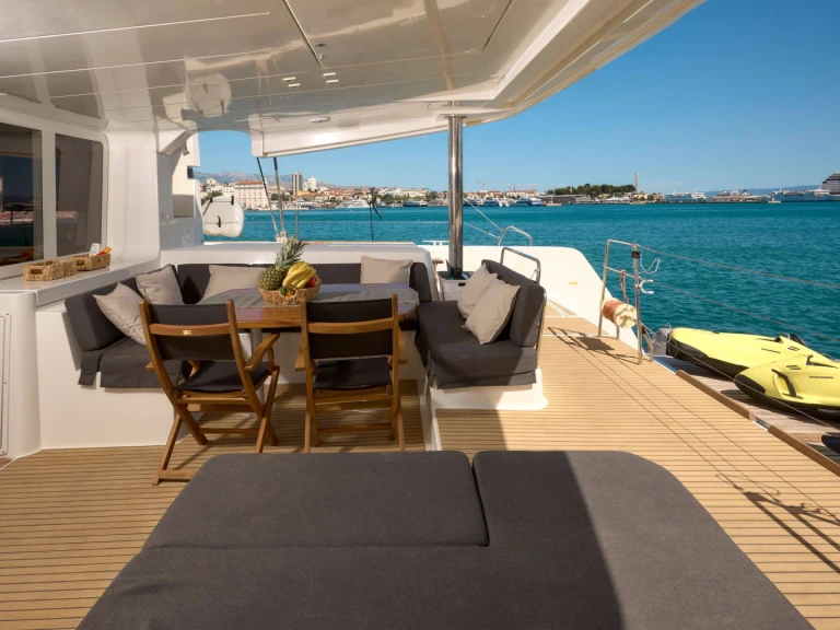 Hire Luxury Yacht Lagoon with a boat licence