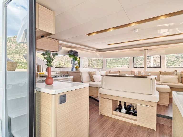 Hire Luxury Yacht Lagoon with a boat licence