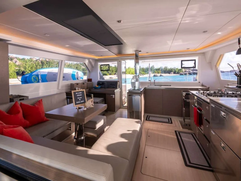 Hire Luxury Yacht Leopard with a boat licence