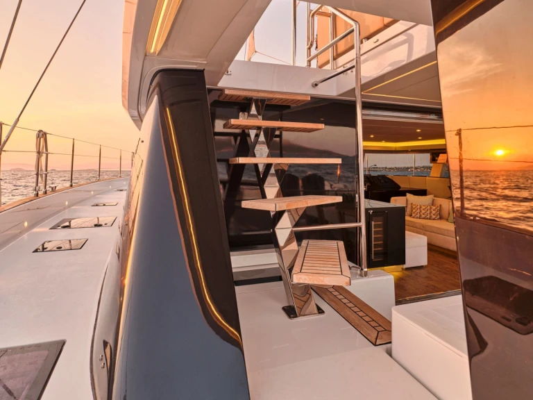 Hire Luxury Yacht Sunreef with a boat licence