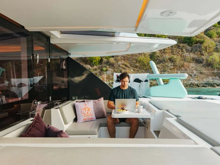 Hire Luxury Yacht Leopard with a boat licence