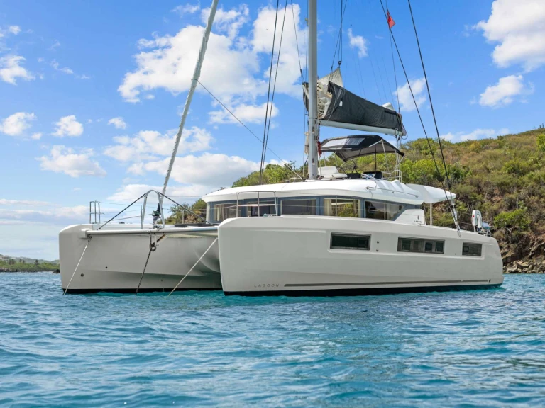 Hire Luxury Yacht Lagoon with a boat licence