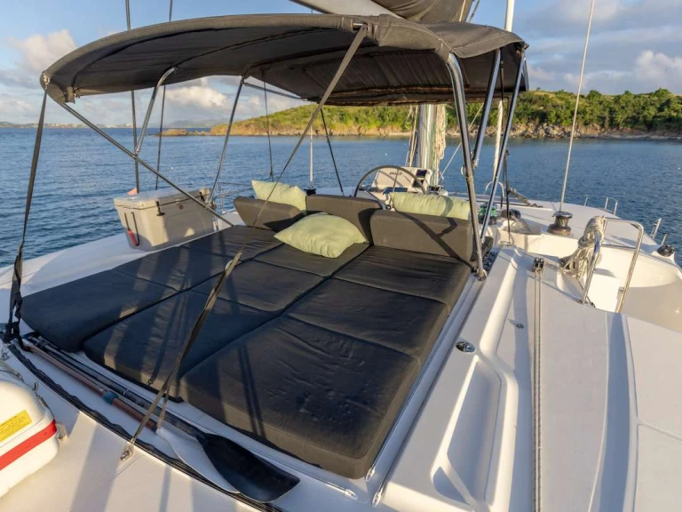 Hire Luxury Yacht Lagoon with a boat licence