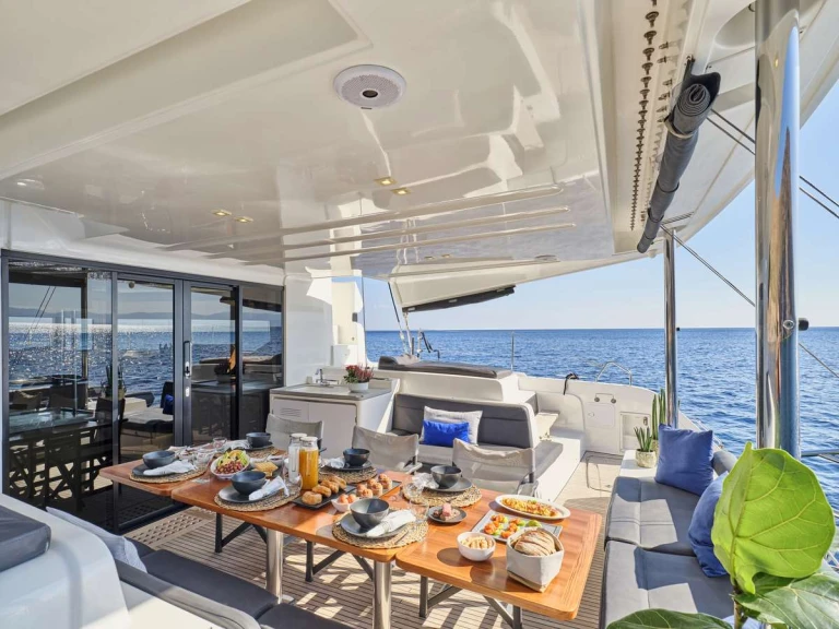 Hire Luxury Yacht Lagoon with a boat licence