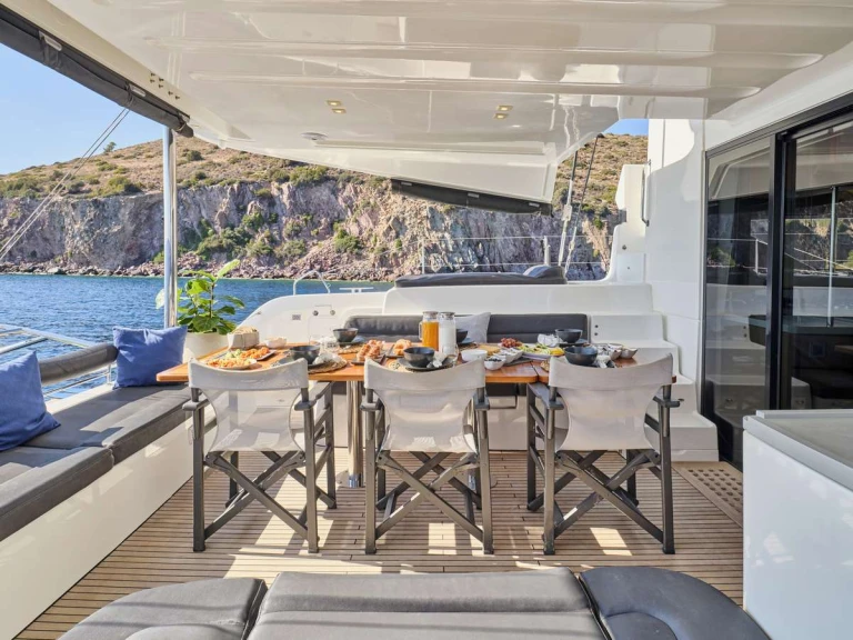 Luxury Yacht to hire Néa Péramos at the best price