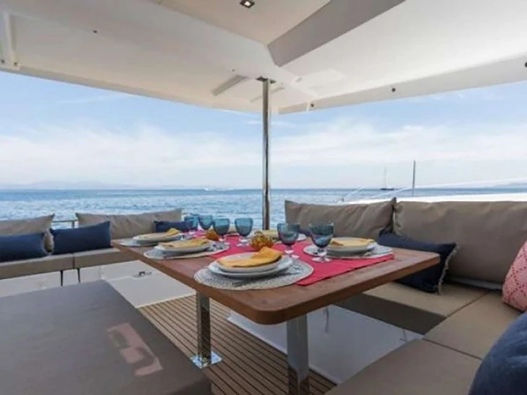 Hire Luxury Yacht Fountaine Pajot with a boat licence