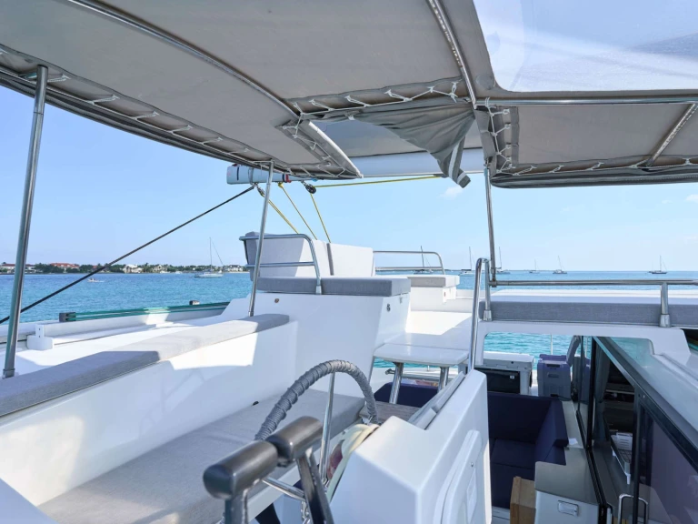 Charter a Fountaine Pajot Stella Gazer in Nassau on Samboat