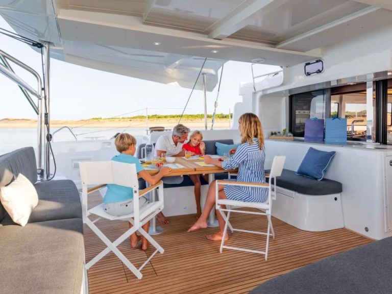 Hire Luxury Yacht Lagoon with a boat licence