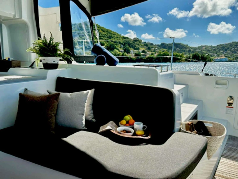 Hire Luxury Yacht Lagoon with a boat licence