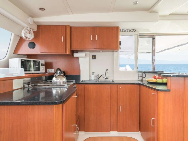 Hire Luxury Yacht Leopard with a boat licence