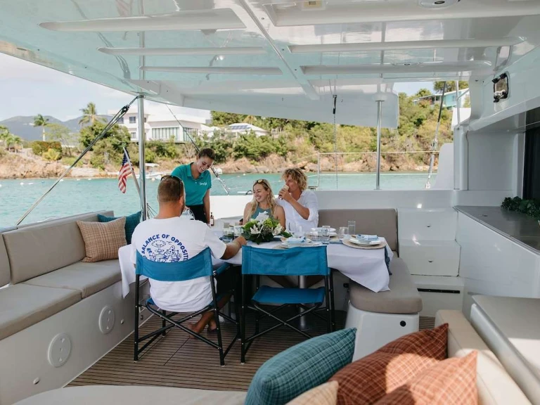 Hire Luxury Yacht Lagoon with a boat licence