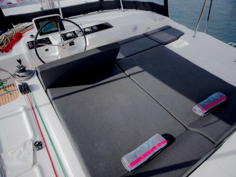 Hire Luxury Yacht Lagoon with a boat licence
