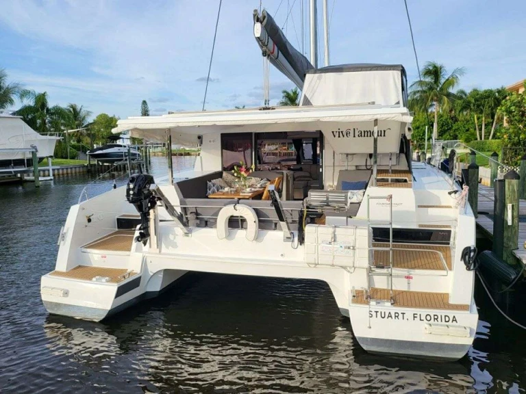 Luxury Yacht to hire Bahamas at the best price