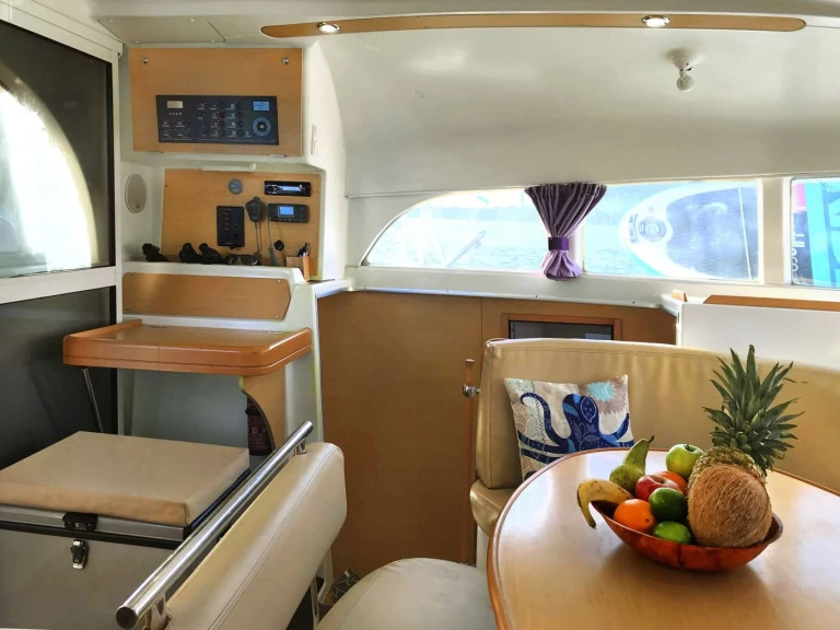 Hire Luxury Yacht Lagoon with a boat licence