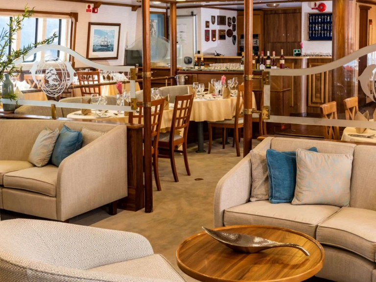 Luxury Yacht hire in Athens - Custom Panorama