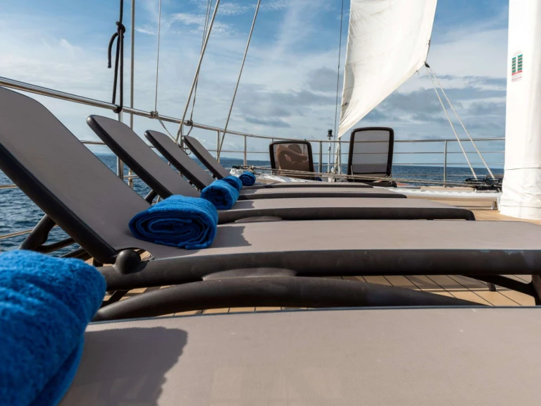 Hire Luxury Yacht Custom with a boat licence