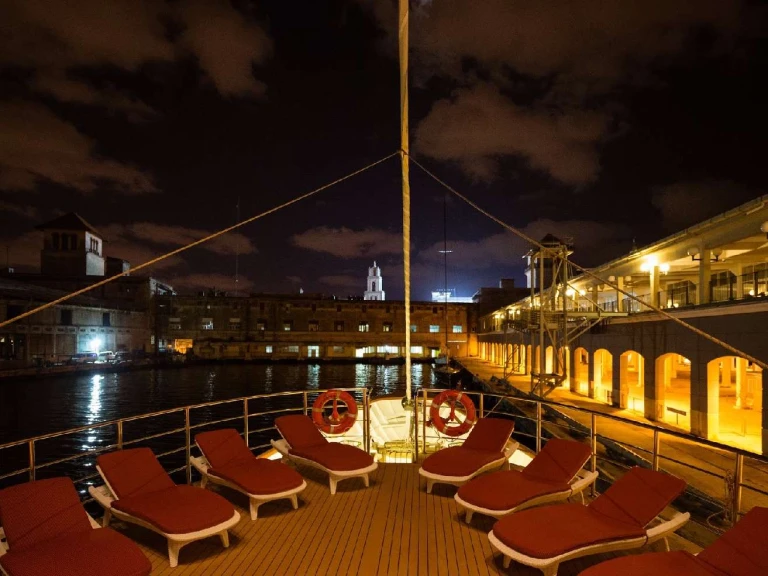 Hire Luxury Yacht Custom with a boat licence
